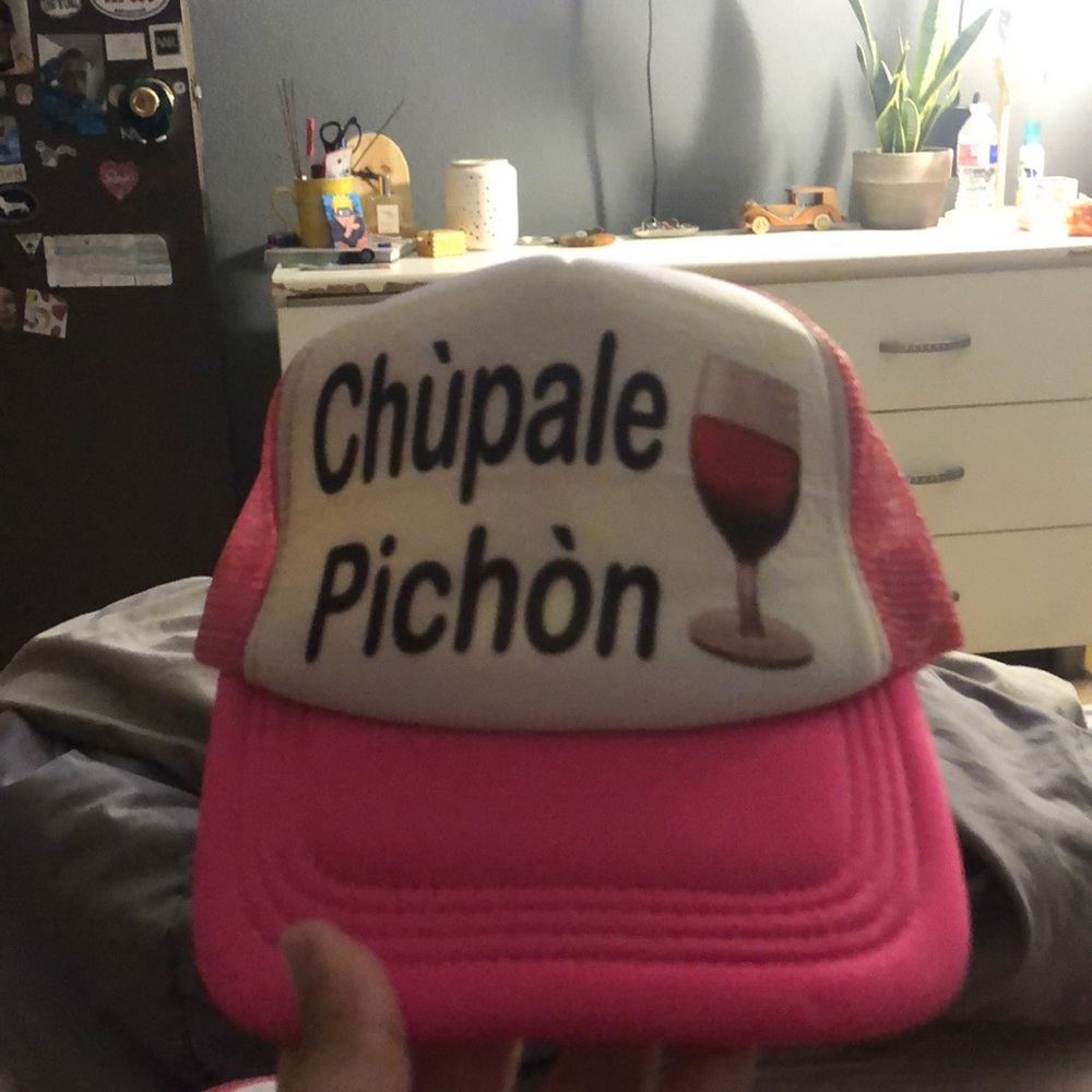Neon pink “chúpale pichón” hat